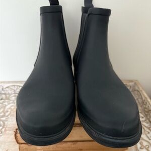 Hunter men’s ankle rain boots, size UK10 US11(matte black Chelsea-style).